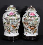 CHINE : Deux potiches couvertes de forme balustre en porcelaine...
