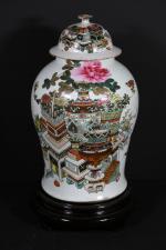 CHINE : Deux potiches couvertes de forme balustre en porcelaine...