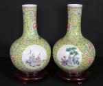 CHINE : Paire de vases bouteilles en porcelaine et émaux...