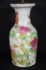 CHINE : Vase en porcelaine à décor d'oiseaux branchés sur...