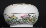 CHINE : Grande boite ronde de forme aplatie en porcelaine...