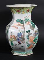 CHINE : Vase en porcelaine de style famille rose, de...