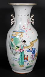CHINE : Vase balustre en porcelaine à décor polychrome d'une...