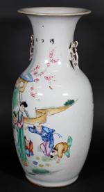 CHINE : Vase balustre en porcelaine à décor polychrome d'une...