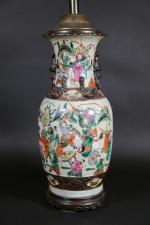 CHINE - NANKIN : Vase en céramique à décor émaillé...
