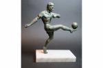 Ecole moderne. Joueur de football style années 30. Sculpture en...