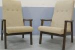 Paire de fauteuils vers 1960 en bois naturel et garniture...