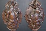 Paire de trophées de chasse en bois sculpté en haut-relief...