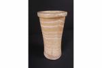 EGYPTE : Important vase tubulaire en albâtre rubané