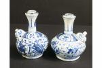CHINE : Deux Kendi en porcelaine à décor en bleu...