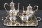 Service thé-café sur plateau de style Louis XVI en métal...