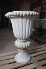 Vase de jardin de type oriental en marbre blanc sculpté...