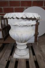 Vase de type oriental de jardin en marbre blanc sculpté...