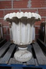 Vase de jardin de type Médicis en marbre blanc sculpté...