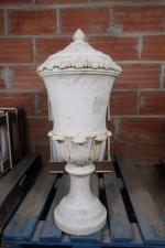 Vase couvert de jardin sur piédouche en marbre blanc sculpté,...