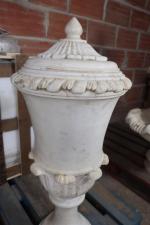 Vase couvert de jardin sur piédouche en marbre blanc sculpté,...