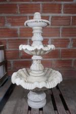 Fontaine de jardin à trois vasques en marbre blanc sculpté,...