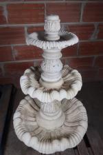 Fontaine de jardin à trois vasques en marbre blanc sculpté,...
