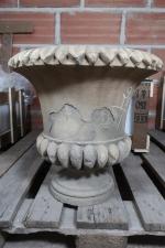 Vase Médicis de jardin trapu en pierre sculptée, le corps...
