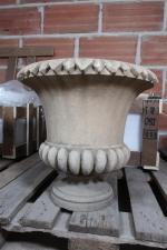 Vase Médicis de jardin trapu en pierre sculptée, le corps...