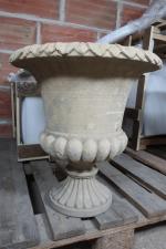 Vase Médicis de jardin en pierre sculptée, le corps de...