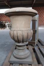 Vase Médicis de jardin en pierre sculptée de godrons, piédouche...