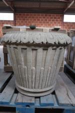 Cache-pot de jardin de forme tronconique en pierre sculptée de...