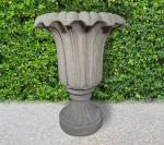 Vase de jardin lotuforme en pierre sculptée de longues feuilles,...