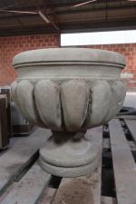 Coupe ronde de jardin sur piédouche en pierre sculptée de...