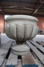 Coupe ronde de jardin sur piédouche en pierre sculptée de...
