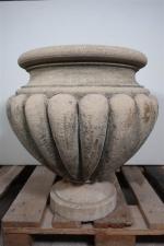 Vase sur piédouche en pierre sculptée de larges godrons. Haut....