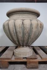 Vase sur piédouche en pierre sculptée de larges godrons. Haut....