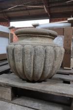 Urne ronde de jardin en pierre sculptée de larges godrons....