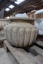 Urne ronde de jardin en pierre sculptée de larges godrons....