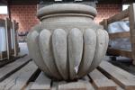 Vase de jardin en pierre sculptée à côtes godronnées et...