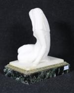 FEMME VOILEE assise en marbre blanc, sur socle en marbre...