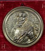 Paire de MEDAILLONS ronds en bronze doré représentant Henri IV...