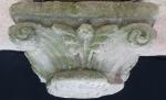 CHAPITEAU en pierre sculptée de motifs feuillagés, époque XII-XIIIème siècle....