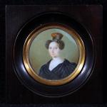 MINIATURE ronde, vers 1830, représentant une jeune femme. Diam. 73...
