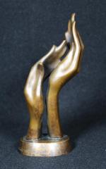 ODRECHIWSKI Volodymyr (XX') : Deux mains jointes. Sculpture en bronze,...