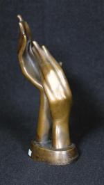 ODRECHIWSKI Volodymyr (XX') : Deux mains jointes. Sculpture en bronze,...