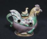 CHINE, XVIIIème siècle - BRÛLE-PARFUM figurant une poule accompagnée de...