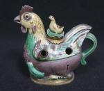 CHINE, XVIIIème siècle - BRÛLE-PARFUM figurant une poule accompagnée de...