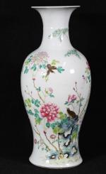 CHINE - Vase balustre en porcelaine et émaux de la...