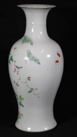 CHINE - Vase balustre en porcelaine et émaux de la...