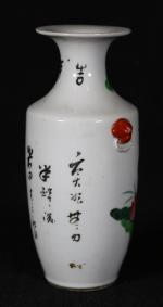 CHINE, vers 1900 - Petit VASE en porcelaine à décor...
