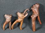 Deux CASSE-NOIX ou noisettes en bois sculpté, articulés, l'un en...