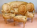 Mobilier de salon de style Louis XVI en bois doré...