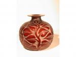 LALIQUE, Vase "Sophora" Verre blanc émaillé marron, soufflé moulé à...
