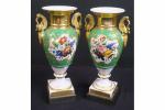 PARIS : Paire de vases balustres d'époque Restauration en porcelaine...